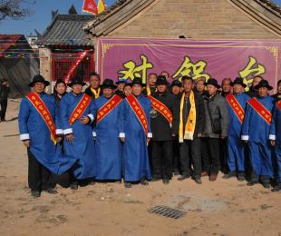 ��Դţ�����ײμӶԹ�̨���޵�����